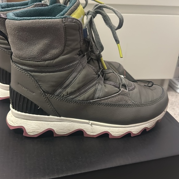 Sorel Kinetic sport boot
Quarry / Carrière
Size 10US women’s
Winter Boots - Picture 4 of 4